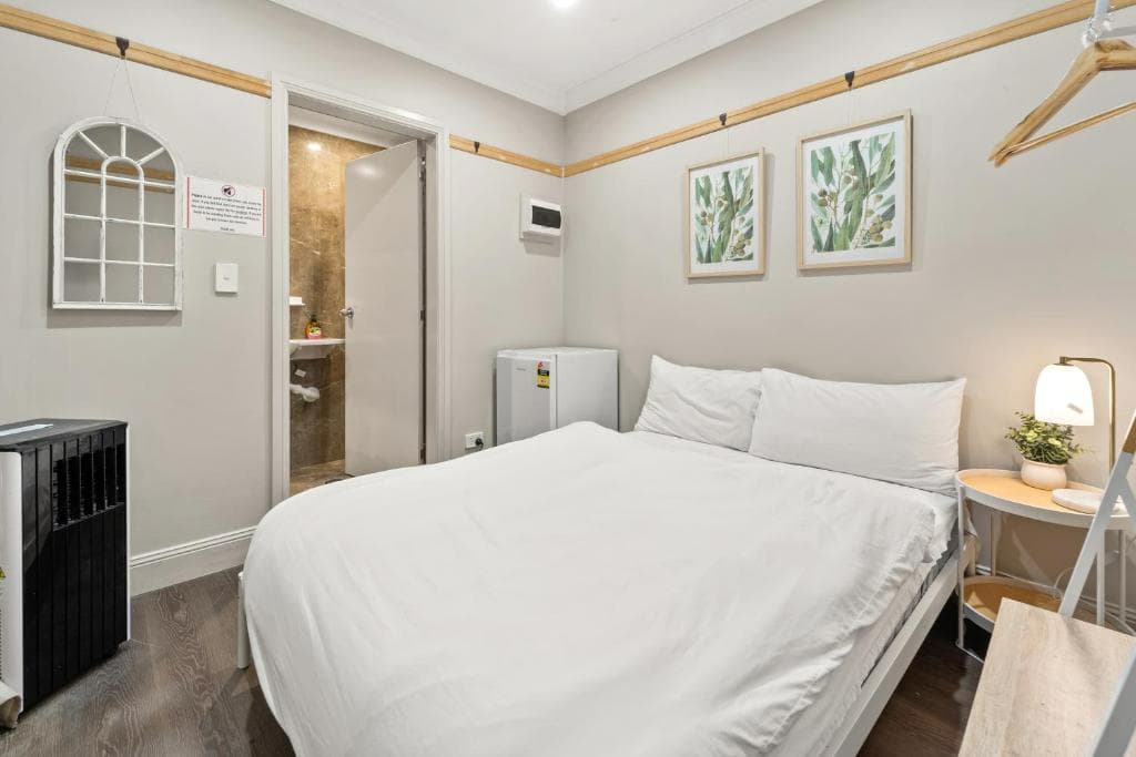 Double bedroom with private bathroom — Photo 5