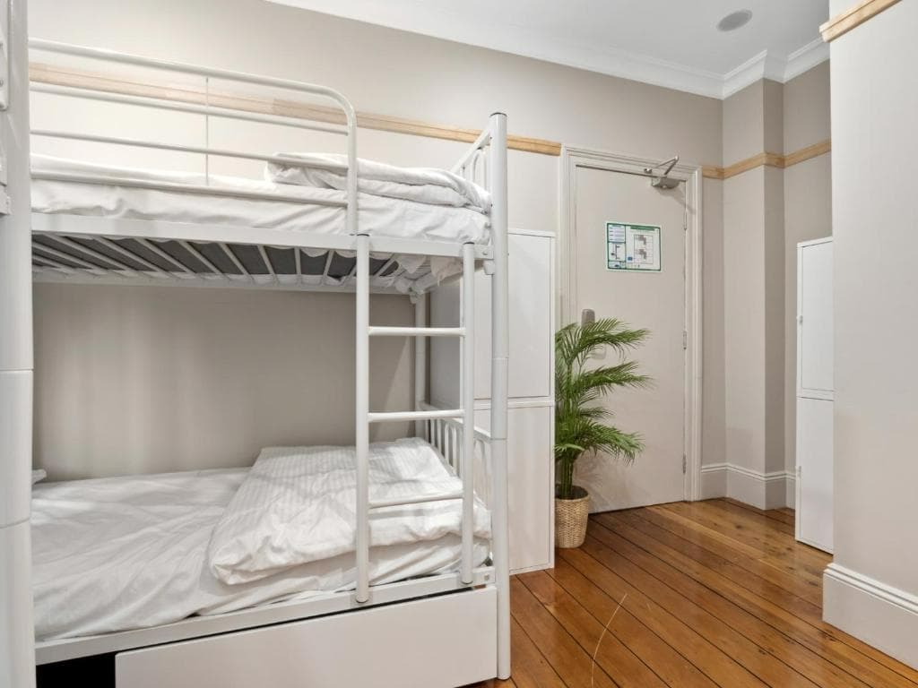 MIXED 4 Beds Shared Bathroom — Photo 3