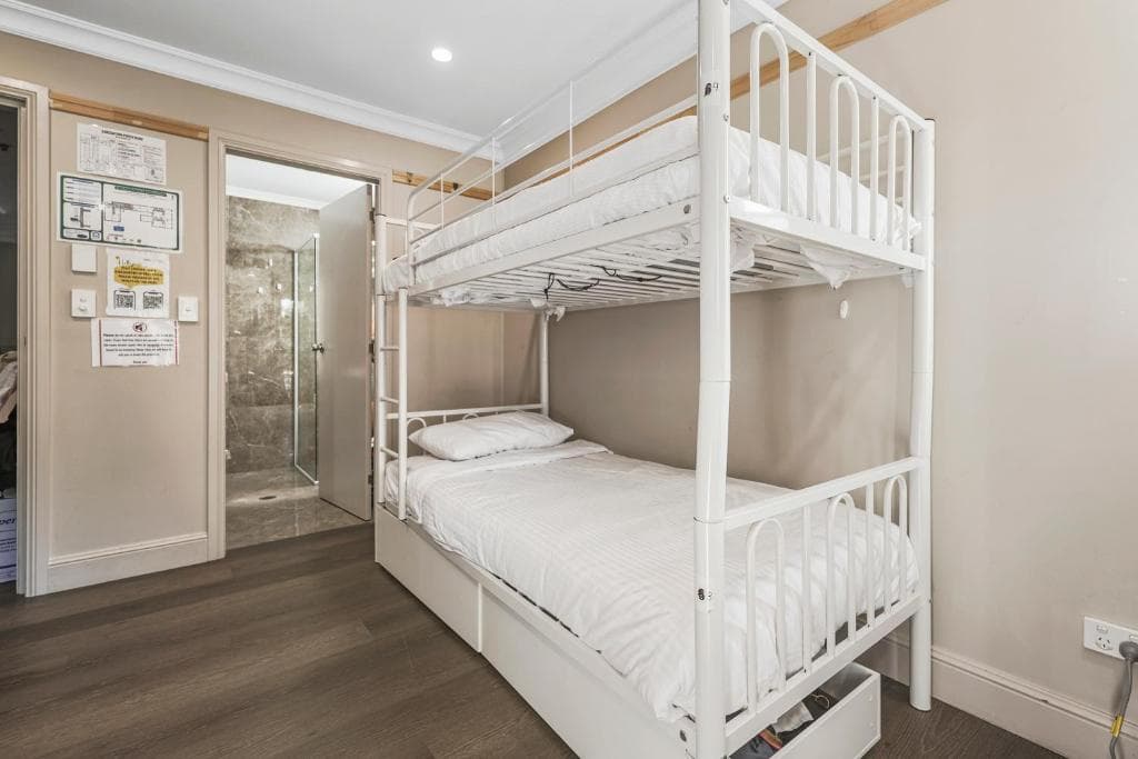 4 Beds Ensuite Bathroom (Female Only) — Photo 5