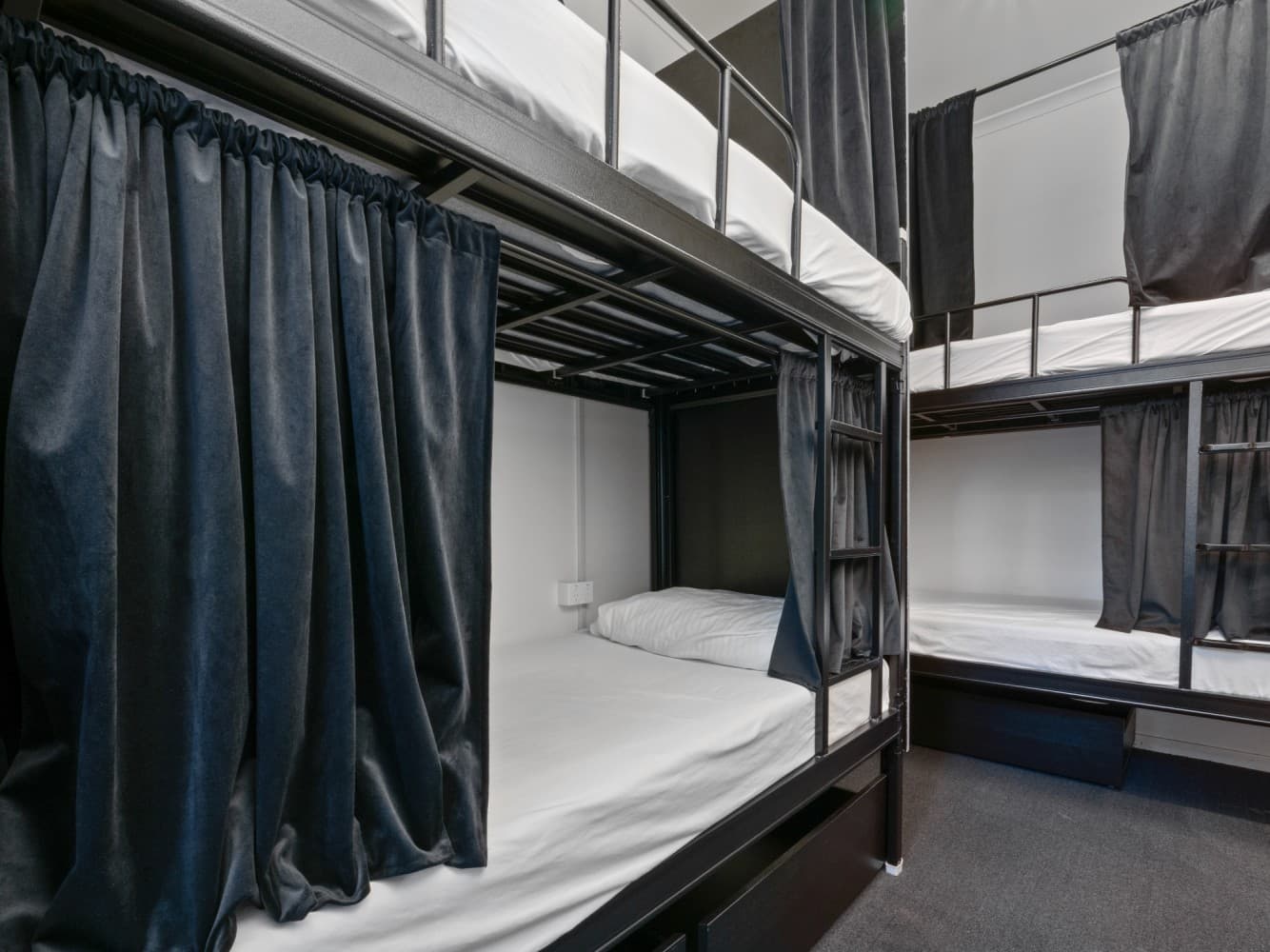 Female only Pod 6 Beds Room-Ensuite — Photo 2