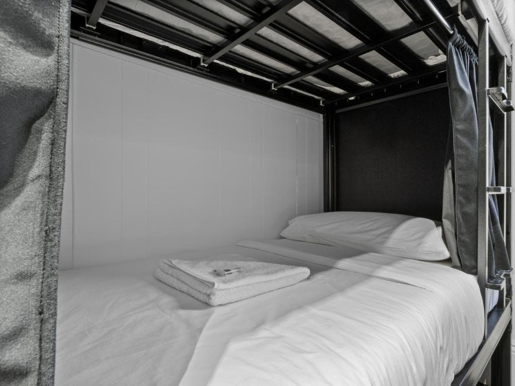 Mixed POD En-suite Bathroom -8 people Bedroom — Photo 4