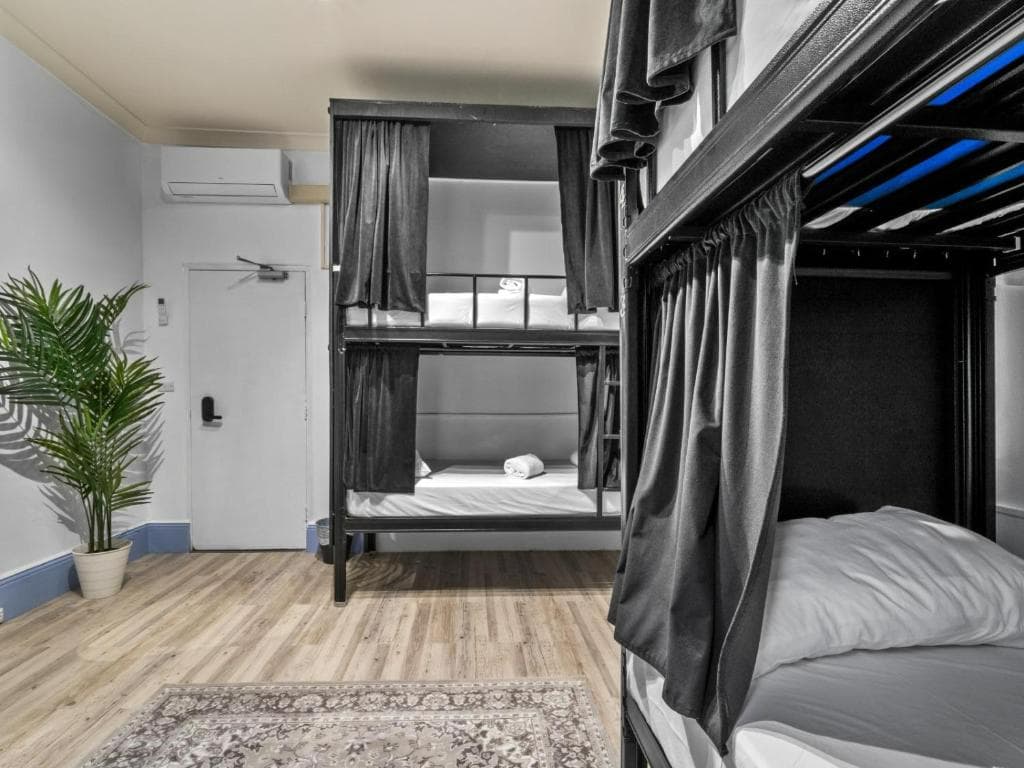 Mixed Pod Ensuite - LARGE ROOM room preview