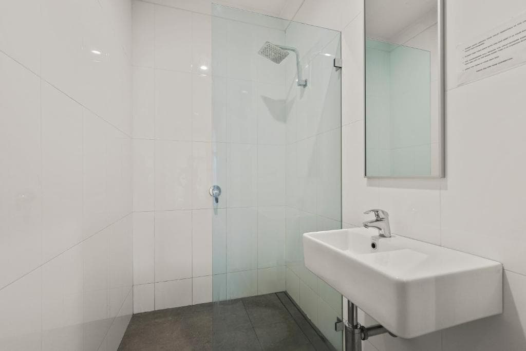 Mixed Pod Ensuite - LARGE ROOM — Photo 3