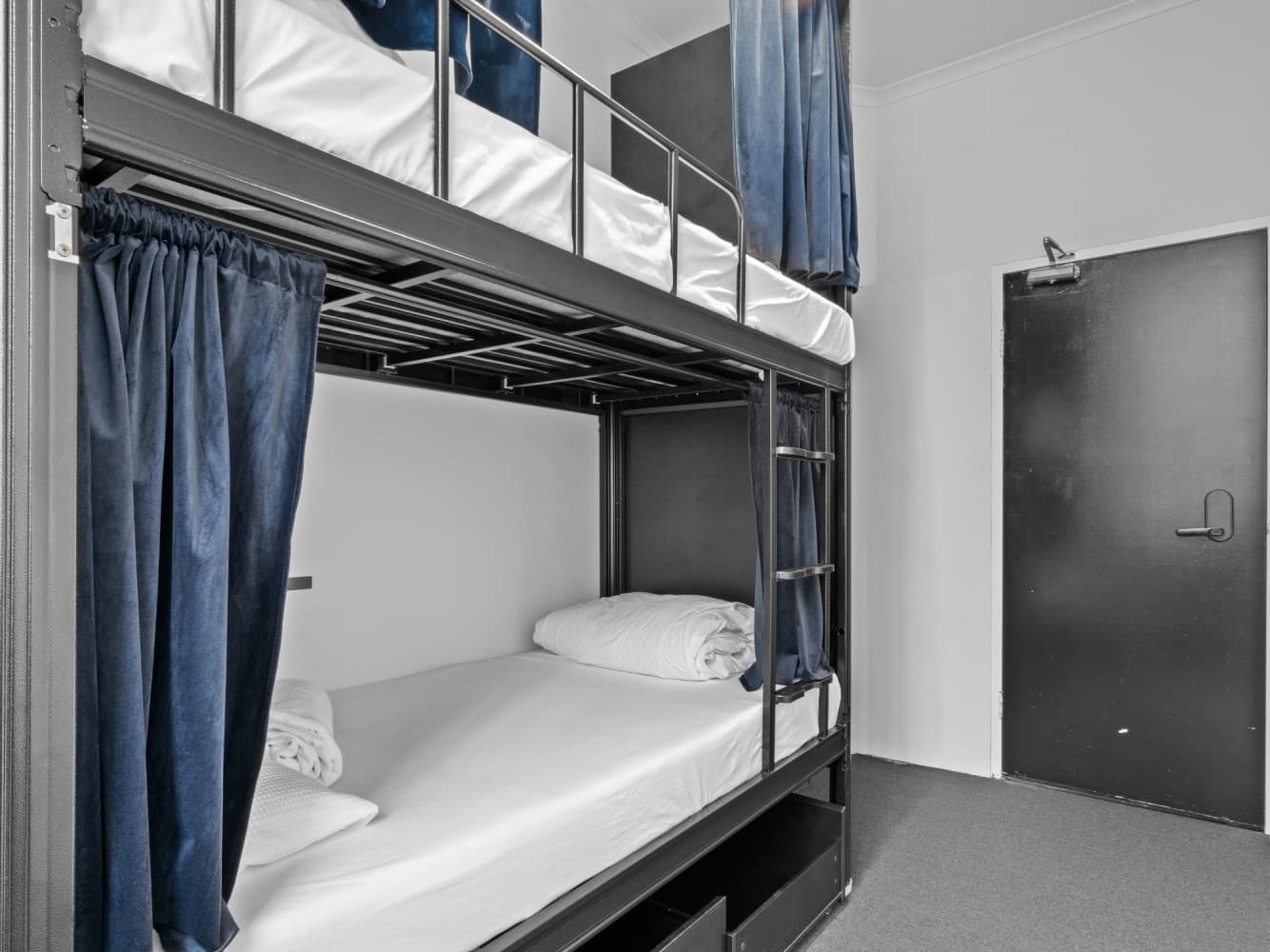 MIXED POD TWIN ROOM WITH HARBOUR VIEW — Photo 1