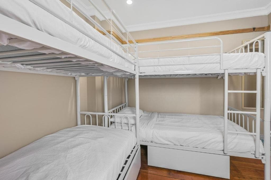 MIXED 4 Beds Ensuite Bathroom — Photo 3