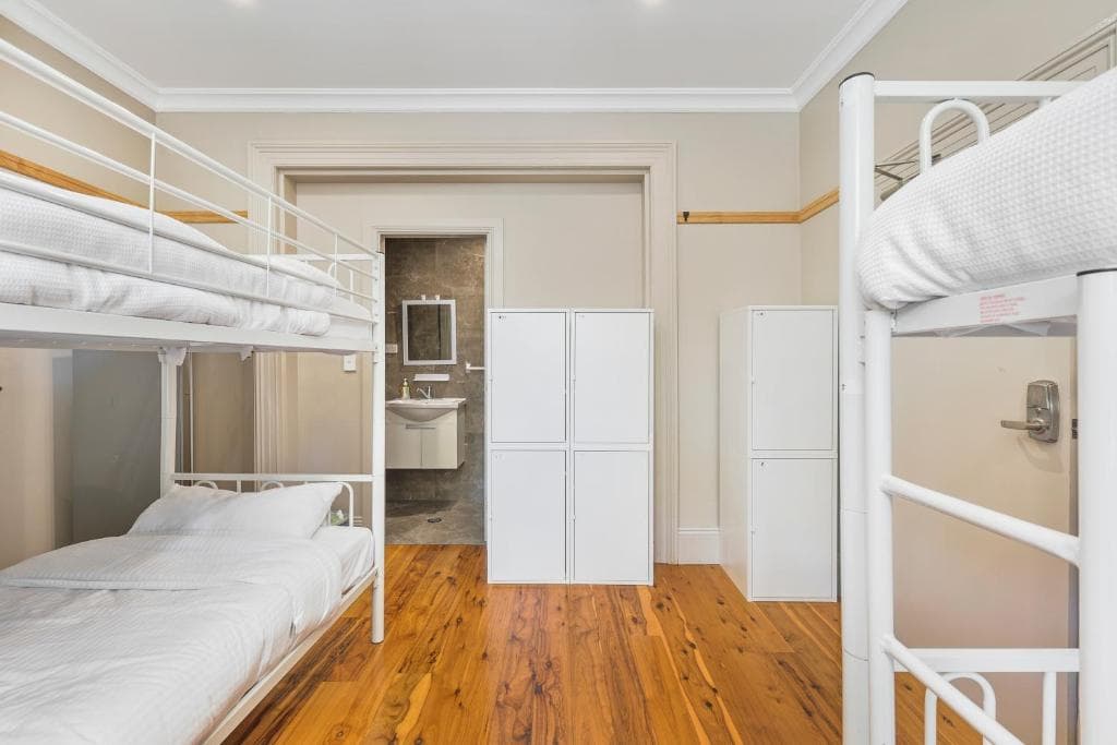 6 Beds Ensuite Bathroom (Female Only) — Photo 1