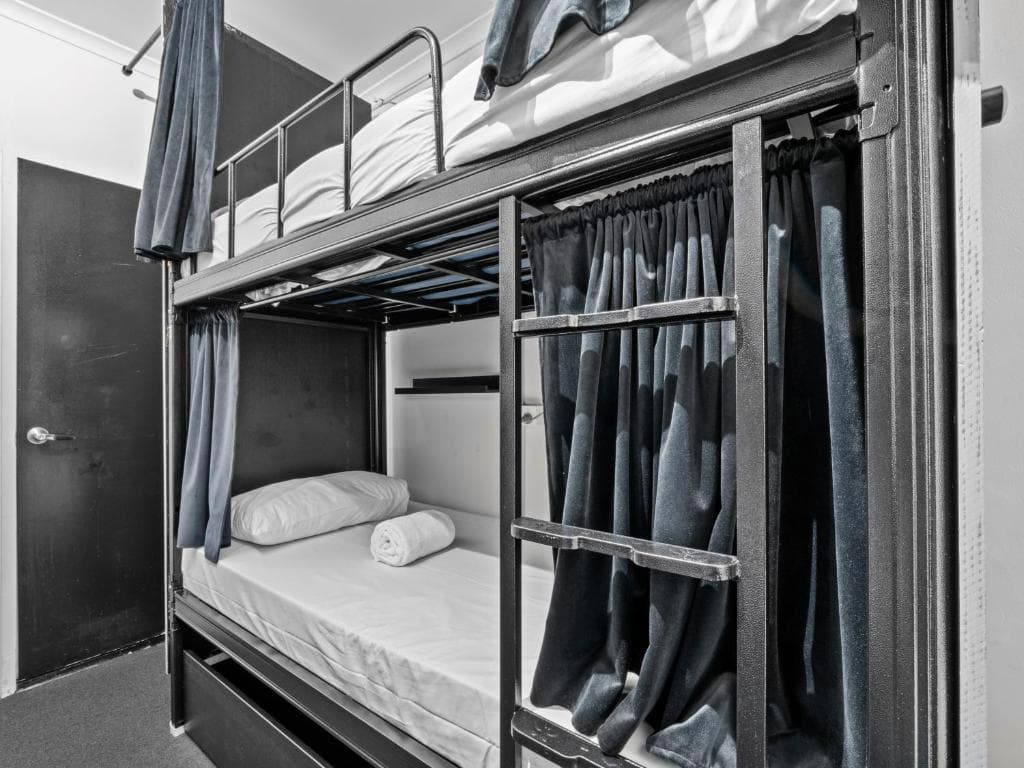 Mixed Pod 4 People Bedroom - Ensuite Bathroom — Photo 4
