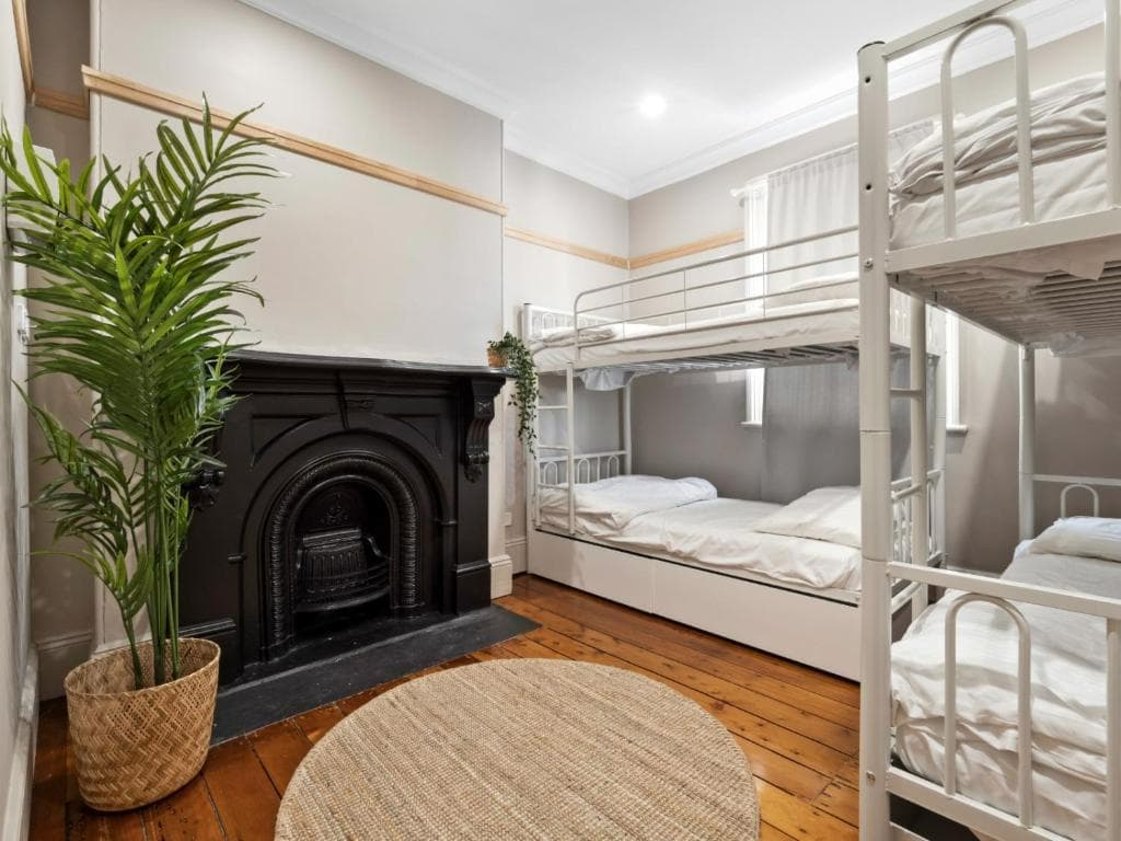 MIXED 4 Beds Shared Bathroom — Photo 1