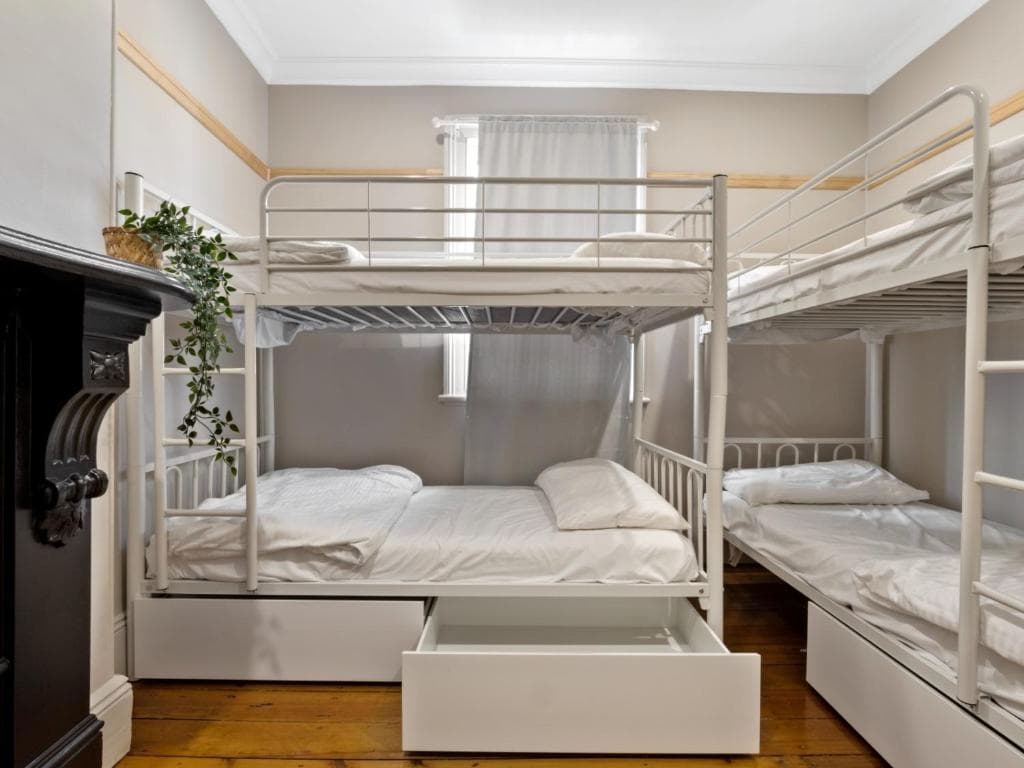 4 Beds Ensuite Bathroom (Female Only) — Photo 1
