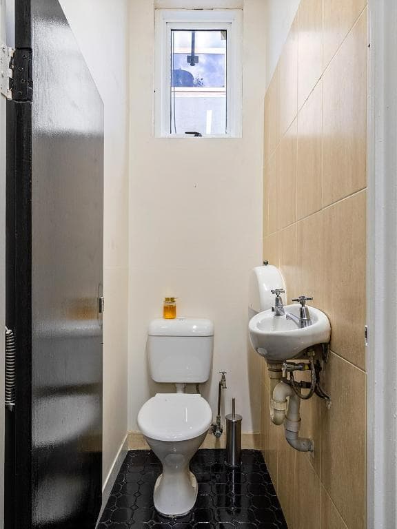 Mixed Pod 8 Shared Bathroom — Photo 2