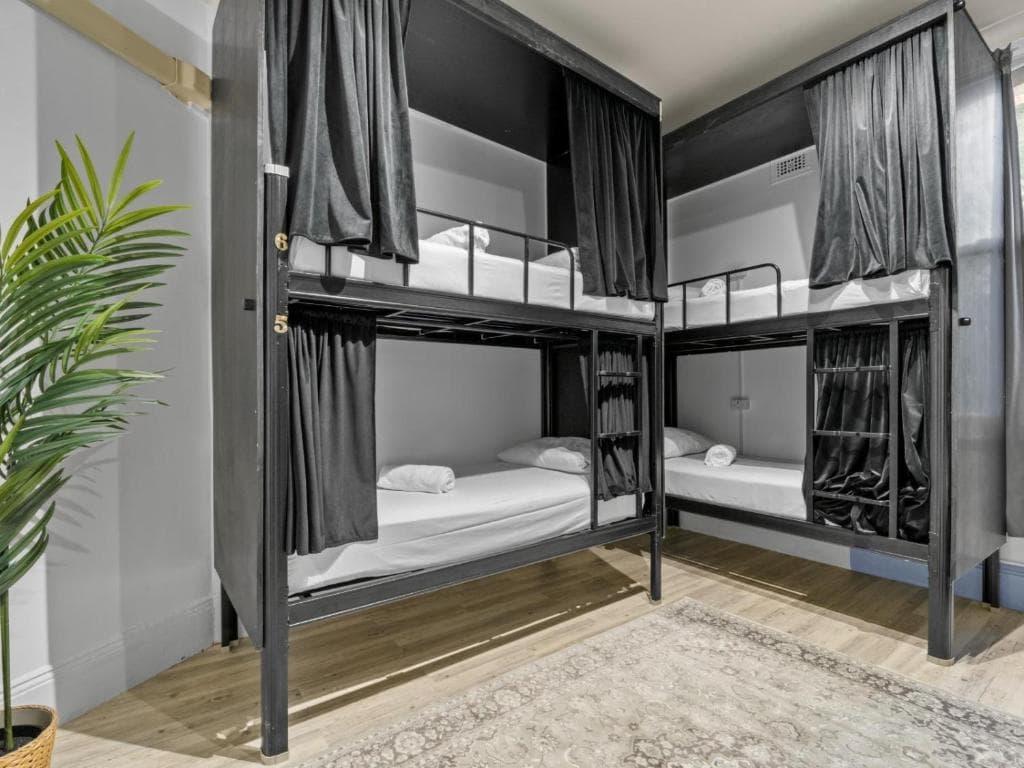 Private Room - shared bathroom (6ppl max) room preview